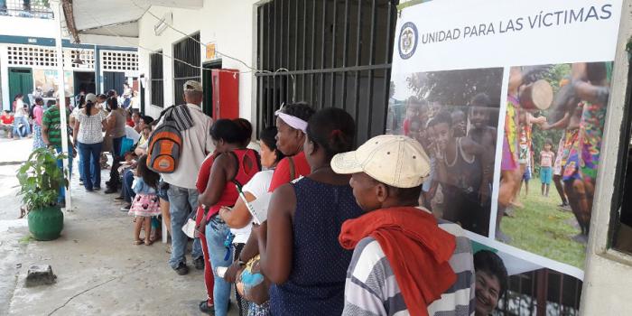 Indigenas en Puerto Libertador hacen fila para atención humanitaria por parte de la Unidad de Víctimas
