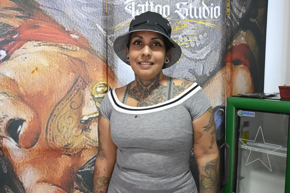 Nancy Figueroa tiene más de 20 años tatuando. Fotografía Jorge Gutiérrez
