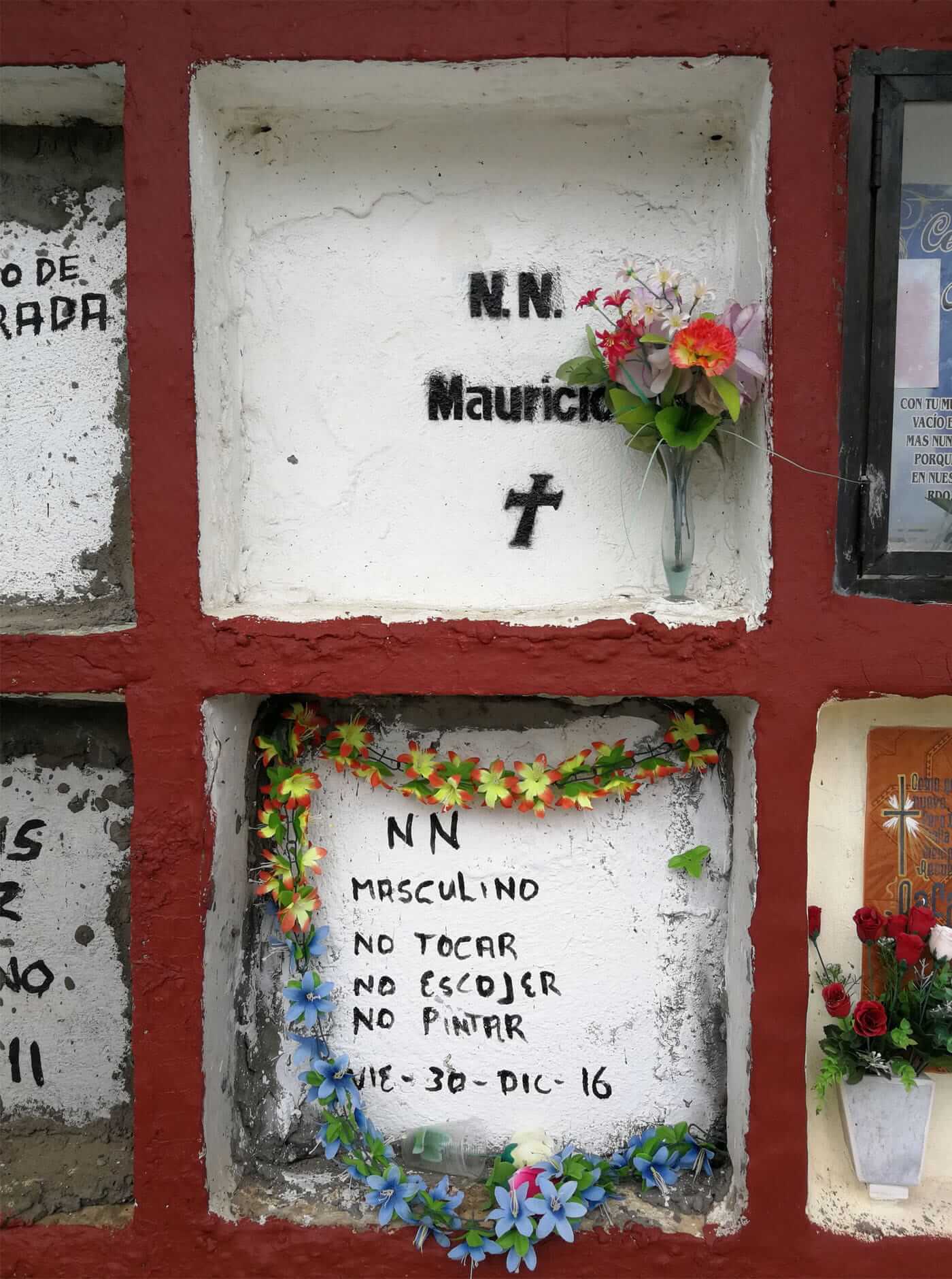 Lápidas en el cementerio de Puerto Berrío