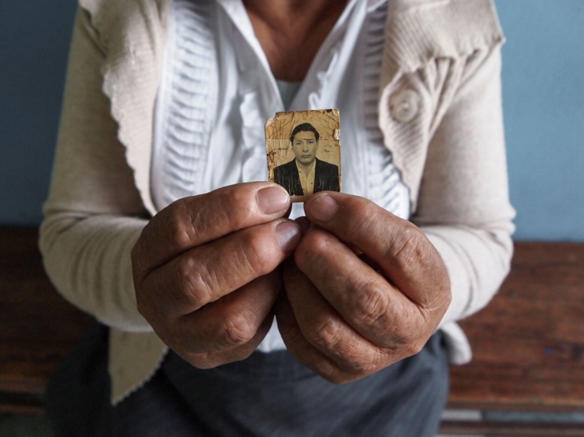 Si hay algo que atesoran los familiares de los desaparecidos son las fotografías de su ser querido. Para mantener vivo el recuerdo y a la vez la esperanza de volverlo a ver. Foto: Laura Campos Encinales.