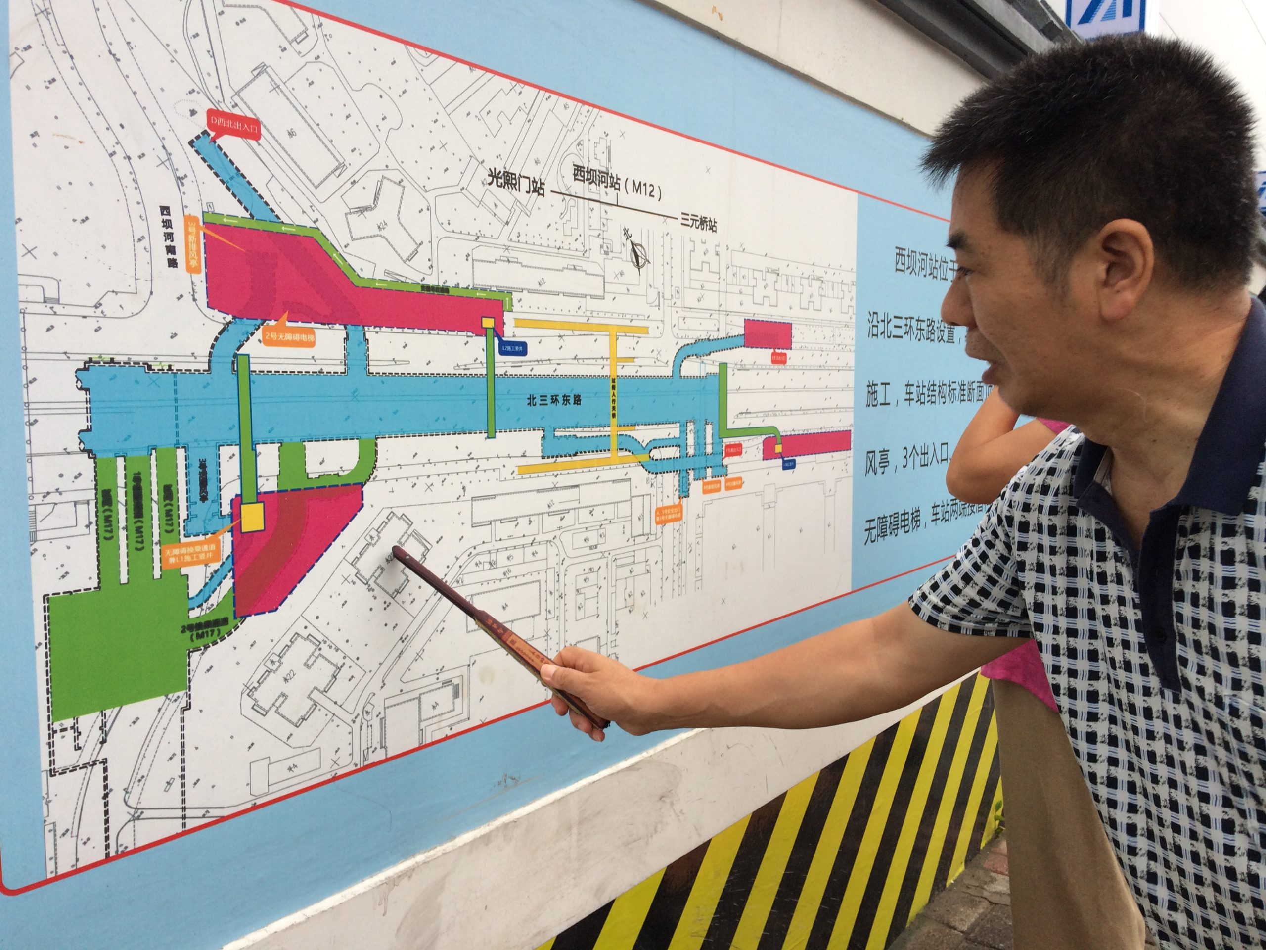 Ingeniero mostrando plano estación de metro en Beijing