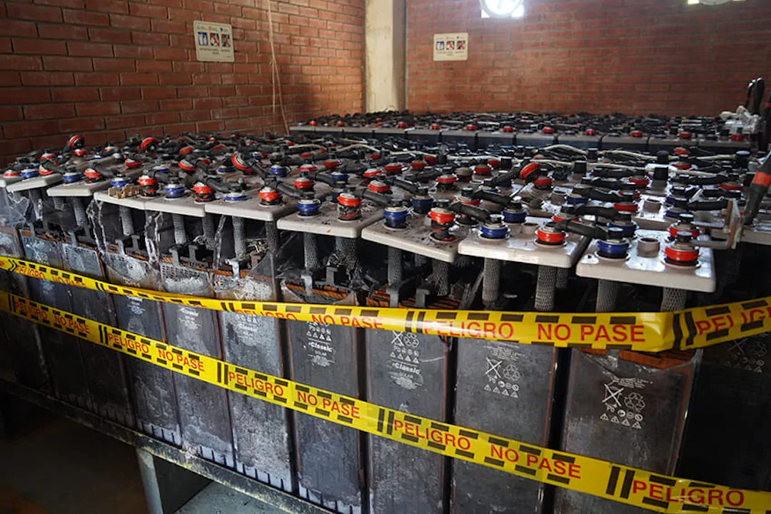 Restos de las baterías del sistema de energía solar de Isla Múcura. Foto: Juan Manuel Flórez Arias
