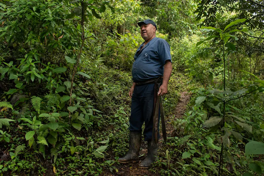 “No me gusta ir manivacío”, dice José Iván Hernández mientras se amarra al cinturón un largo machete, antes de encaminarse al bosque. Fotografía: Angie Serna Morales.