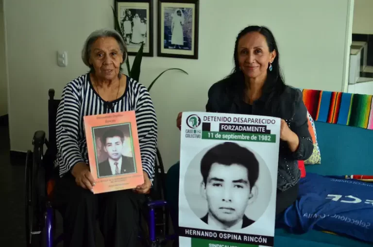Doña María Elena Ruiz, de 73 años, y su hija, Marta Ospina, de 53, sosteniendo una imagen de Hernando Ospina, esposo y padre respectivamente, quien fue detenido y desaparecido forzadamente en marzo de 1982. / Foto: José Puentes.