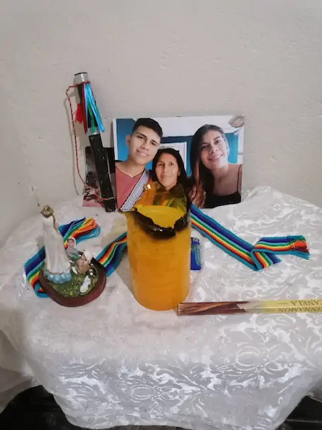 El altar que Rosa Pito, la mamá de Daniela, tiene en la casa. Es su manera de proteger a sus dos hijos, dice. Foto: Tatiana Escárraga