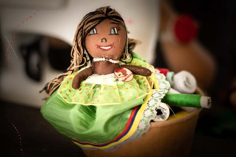Además de “muñecas farianas”, también hay campesinas, indígenas, mujeres afro y mestizas.