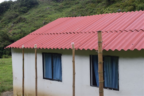 Las tejas instaladas no fueron aseguradas, por lo que los habitantes tuvieron que instalar palos de guadua para sostener el techo de la casa y evitar quedar desprotegidos.