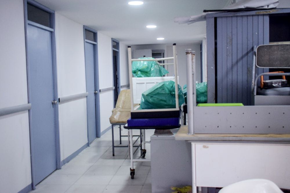 Los usuarios de La Candelaria siguen esperando la construcción del hospital de tres plantas y 32 camas que la administración de Dionisio Vélez les prometió. Todavía hoy no han visto poner el primer ladrillo. (Foto de Sharon Mejía).