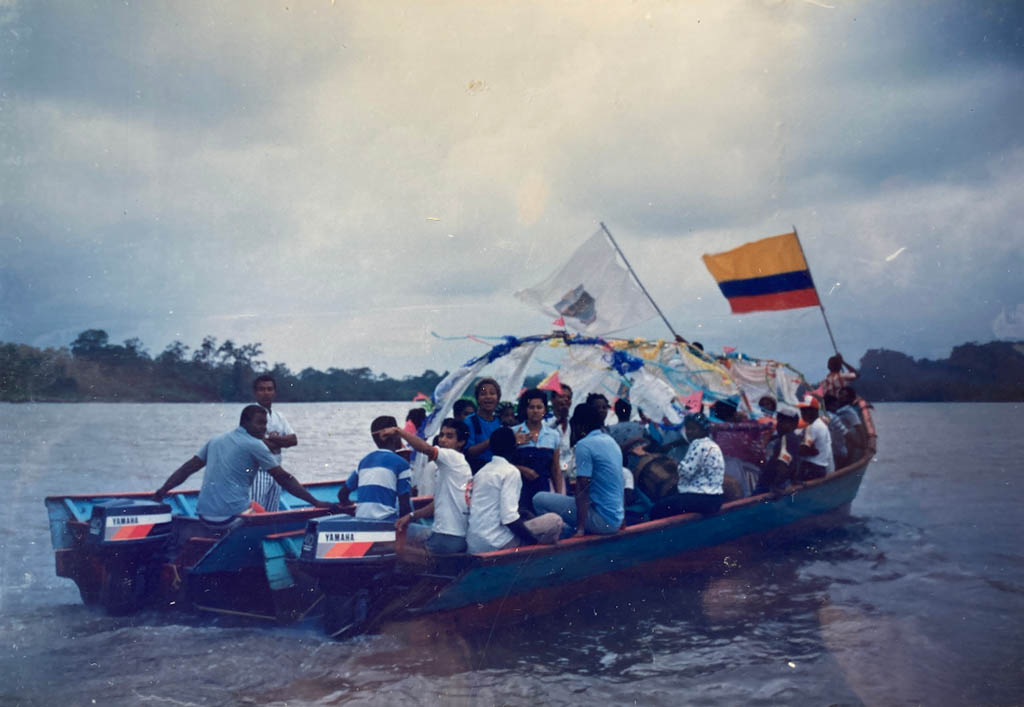 Comunidades de Salahonda y La Playa, navegan a través de esteros, canales que se forman entre manglares. (Tomada por: archivo de la Compañía de María-La Playa).