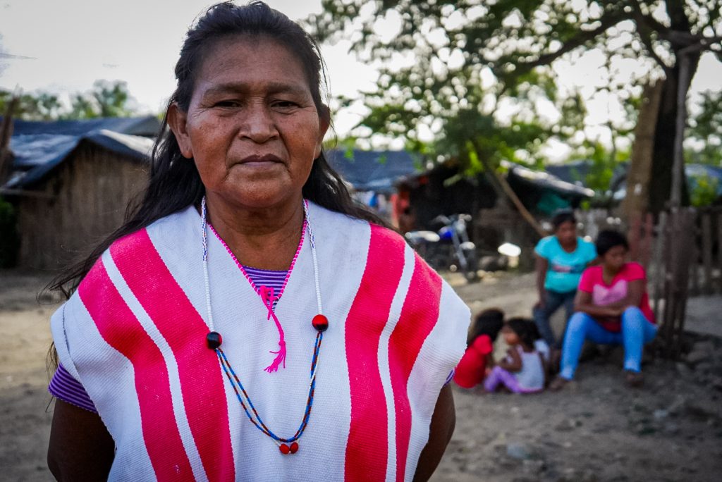 El pueblo indígena yukpa llegó hace catorce años a la ciudad fronteriza de Cúcuta, en Norte de Santander. Es una comunidad binacional que por medio de la música, la danza y las artesanías lucha por mantener sus tradiciones culturales. Fotografía: Diego García D'Caro.