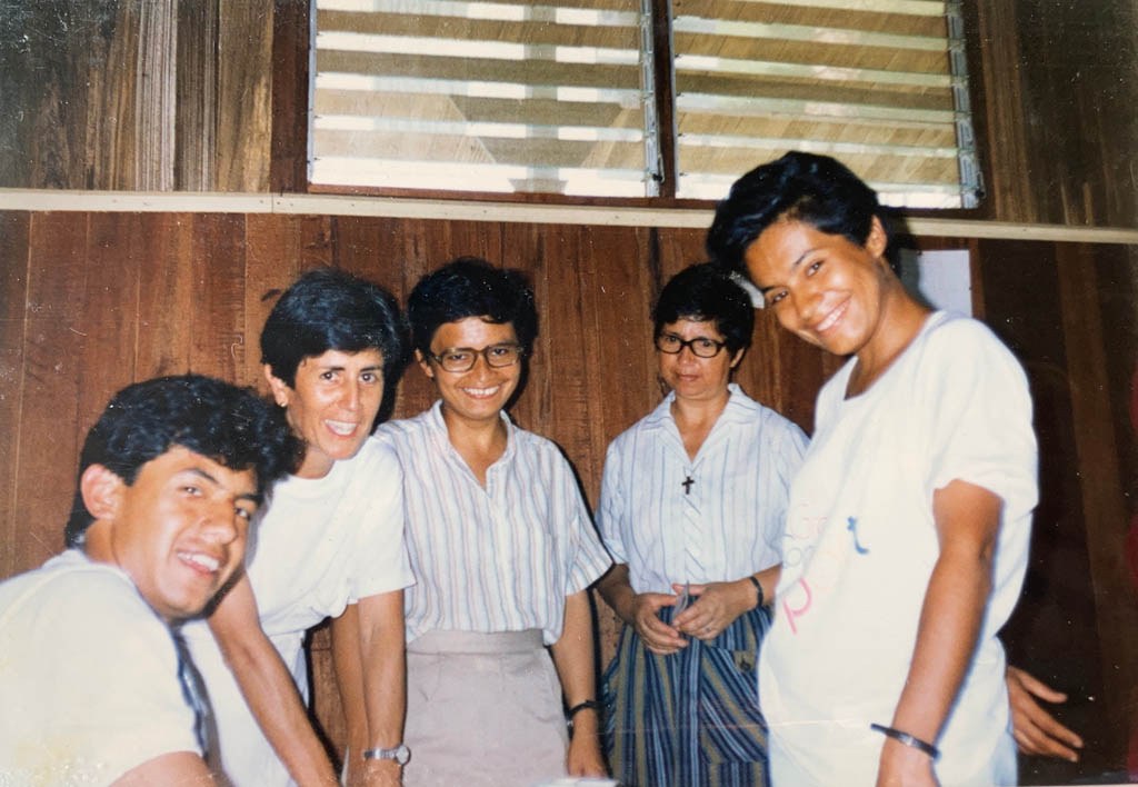 De pelo corto, gafas y sonrisa amplia, en el centro de la foto, la hermana Yolanda Cerón con algunos compañeros de trabajo. (Tomada por: archivo de la Compañía de María-La Playa).