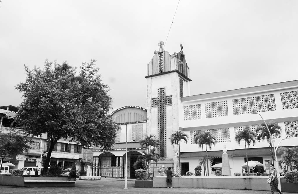 Plazoleta del parque Nariño, en Tumaco. Arriba a la izquierda la iglesia La Merced. (Tomada por: Angélica Aley Moncada).