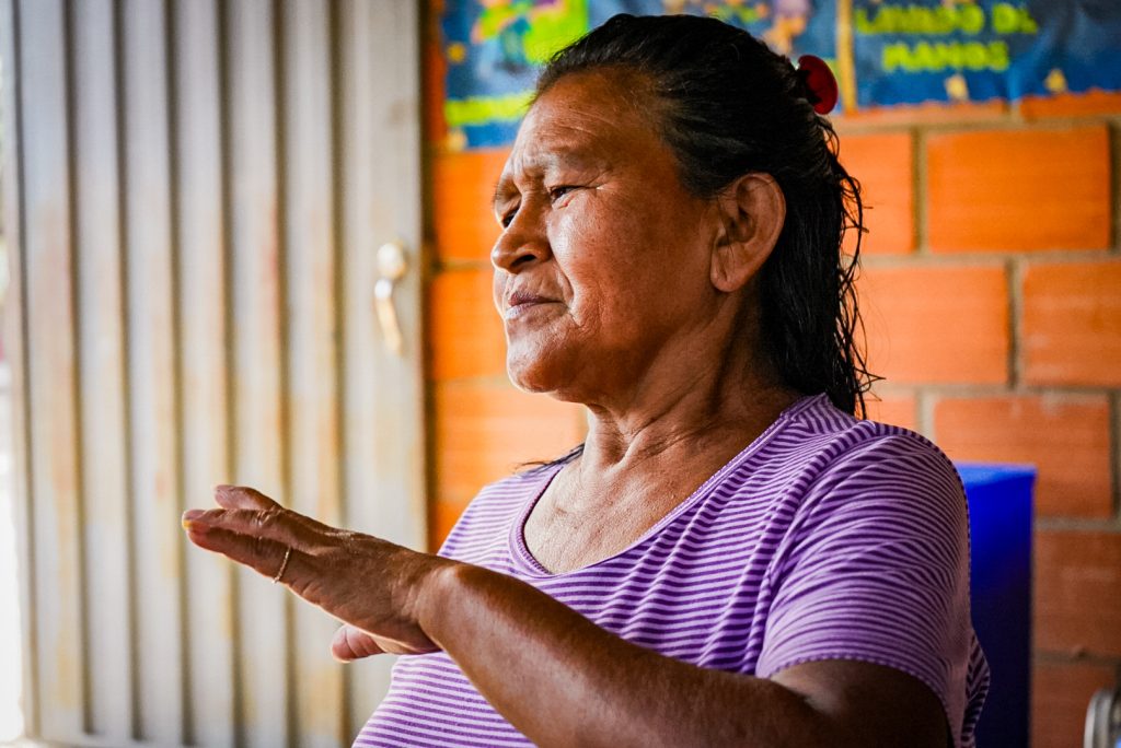 El pueblo indígena yukpa llegó hace catorce años a la ciudad fronteriza de Cúcuta, en Norte de Santander. Es una comunidad binacional que por medio de la música, la danza y las artesanías lucha por mantener sus tradiciones culturales. Fotografía: Diego García D'Caro.