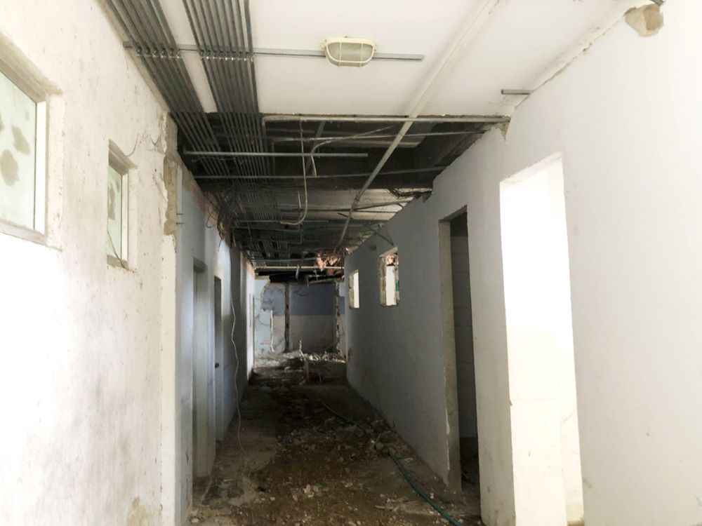 El hospital del barrio Pozón funciona con una parte de su infraestructura  a medias. En 2015 la administración de Dionisio Vélez comenzó la remodelación, pero las obras cinco años después siguen abandonadas. (Foto de Tatiana Velásquez).