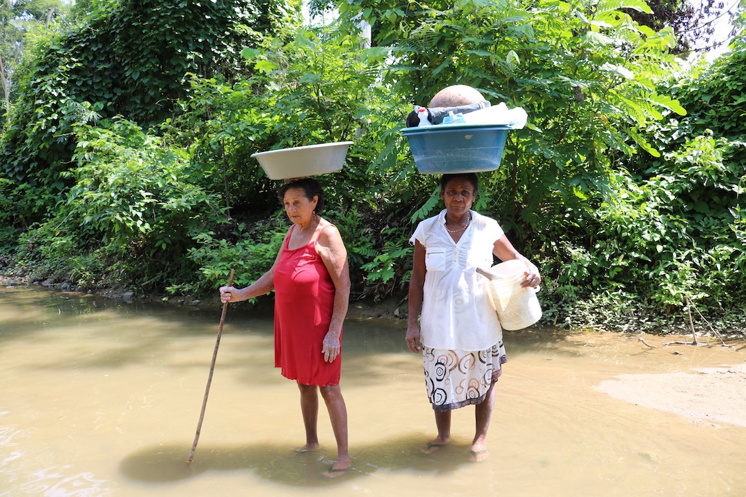 Las mujeres de San Cristóbal bajan con sus poncheras llenas de ropa sucia al brazo del arroyo Matuya. Algunas ponen a secar las prendas al sol sobre las piedras del arroyo. Otras suben a sus casas con la ropa mojada para secarlas en los patios.