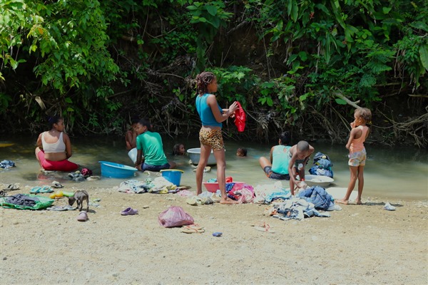 Los habitantes en San Cristóbal se abastecen con agua lluvia y con los bidones que a diario llenan en un brazo del arroyo Matuya, una corriente panda donde los niños juegan y las mujeres lavan la ropa.