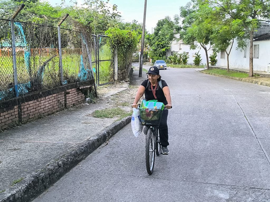 Alicia León en su bicicleta. Foto: Simón Zapata Alzate.