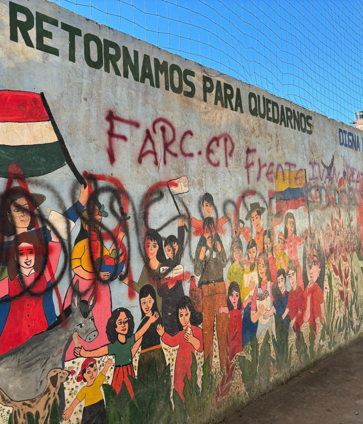 Mural en conmemoración de la Marcha por la Vida realizada por la población de la zona de reserva campesina en 1980, fue intervenida con grafitis por grupos armados insurgentes que patrullan la inspección de Guayabal. Foto: Katherine Vargas Mejía.