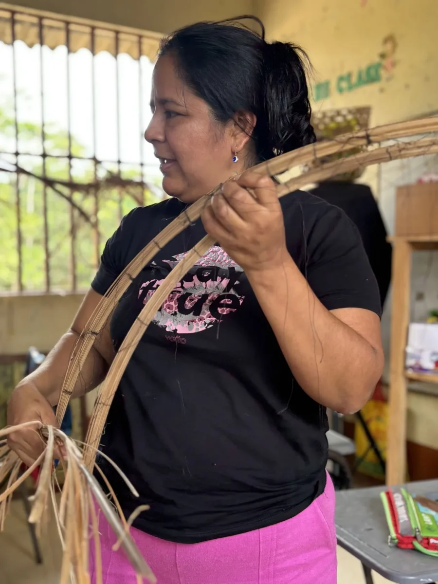 Tras casi una década enseñando en la escuela del resguardo, Luz Deny enseña tejido propio a los niños para preservar los saberes culturales de su pueblo. Foto: María Paula Sierra.