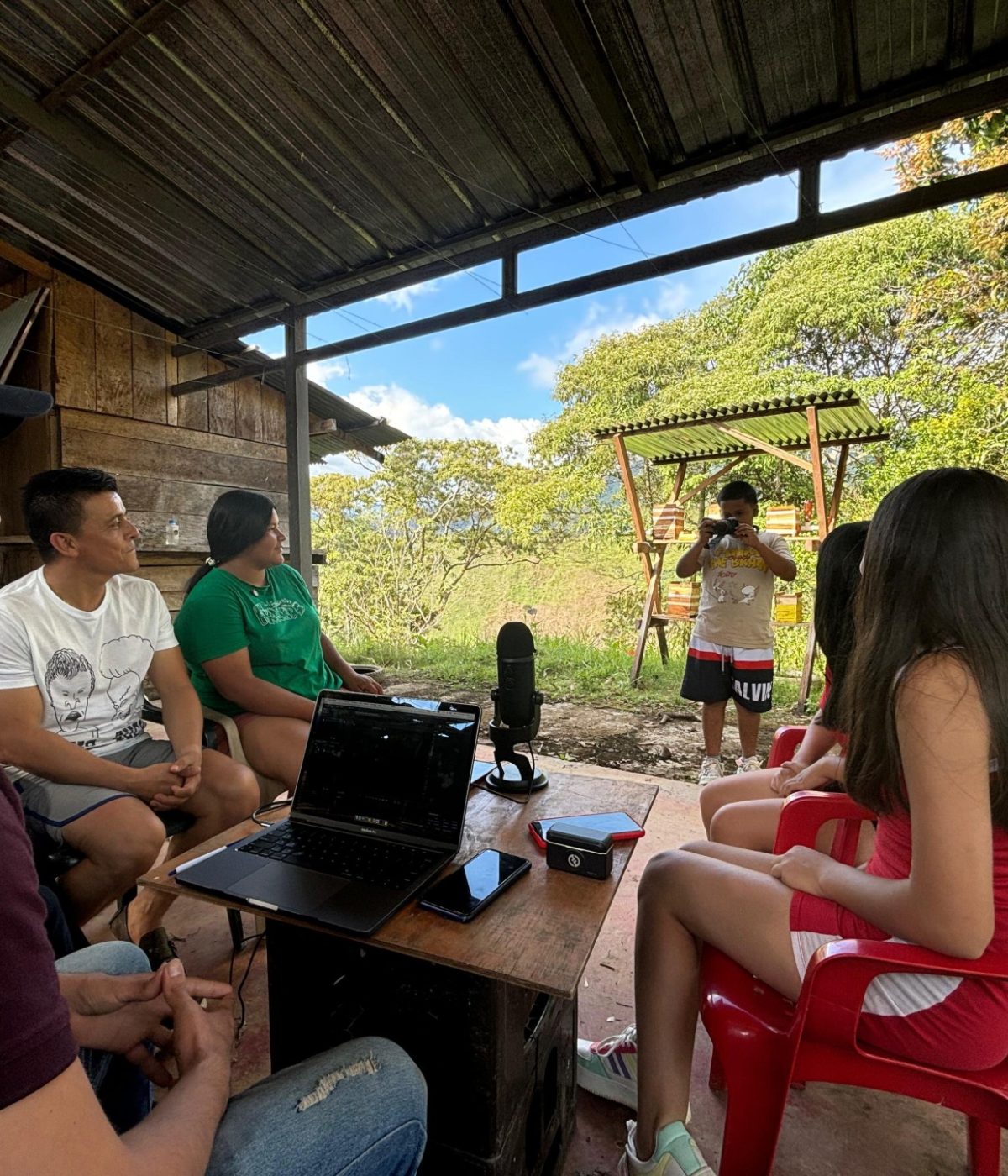 En la inspección de Guayabal, niños, niñas y jóvenes realizan actividades culturales y artísticas con el apoyo de sus familias y docentes, con el fin de presentar sus expresiones en el Festival del Retorno a El Pato, en noviembre. Foto: Katherine Vargas Mejía.