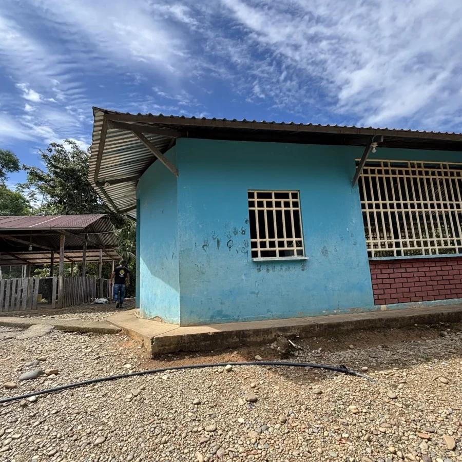 Parte trasera de la casa cabildo Alpamanga, donde antes habían chagras de plantas medicinales, fue la primera área identificada por sospecha de minas dentro del resguardo. Foto: María Paula Sierra.