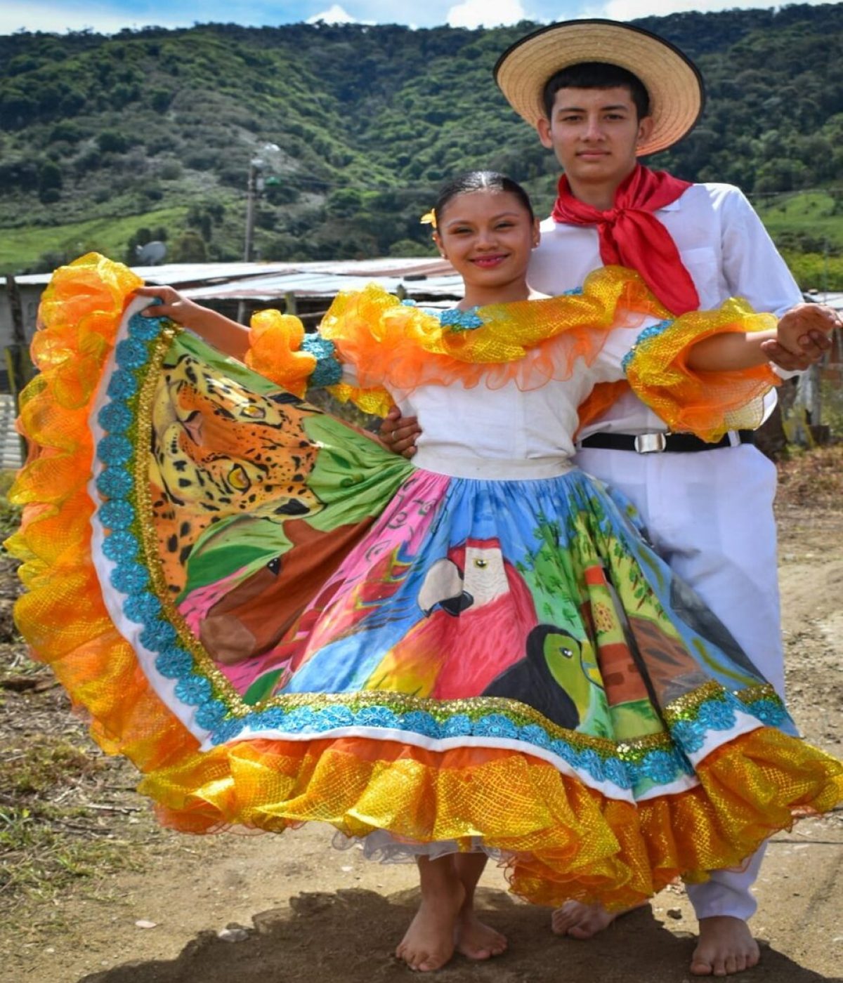 Pareja de jóvenes de la Institución Educativa Rural Guillermo Ríos Mejía, de la inspección de Balsillas, luciendo el traje del baile del Barcino, luego de presentarse en el Festival de la Casa de la Cultura Huellas de El Pato. Foto: Miguel Ángel López.