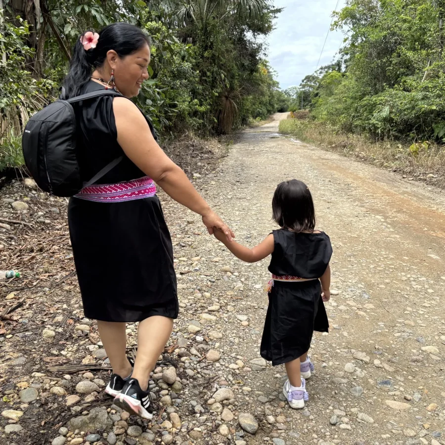 Los niños y los ancianos son los más vulnerables ante las minas. Los abuelos insisten en recorrer los sitios sagrados aunque haya peligro y los niños, debido a su curiosidad, terminan manipulando los artefactos. Foto: María Paula Sierra.