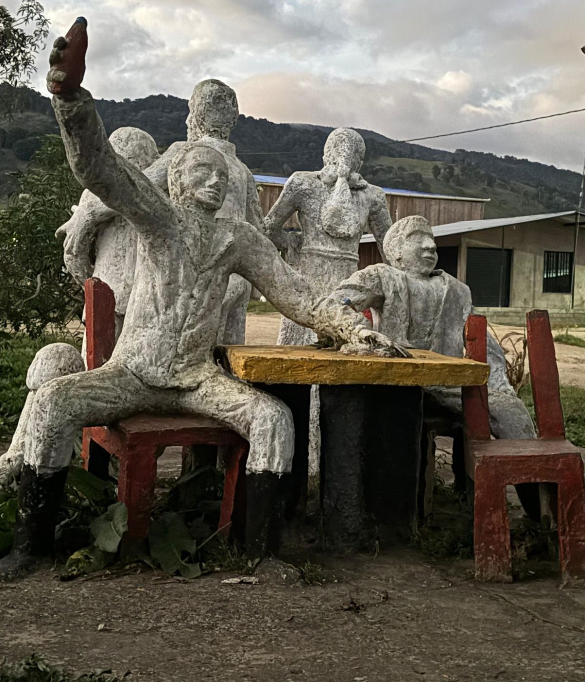 En 2010 Manuel Bojacá, artista plástico de Balsillas, creó, en colaboración con la comunidad, esta obra que conmemora la masacre ocurrida el 10 de junio de 2007, en medio de un bazar comunitario, dos soldados del ejército en estado de alicoramiento asesinaron a seis personas en el patio del colegio Guillermo Ríos Mejía, donde se celebraba la fiesta. Foto: Katherine Vargas Mejía.