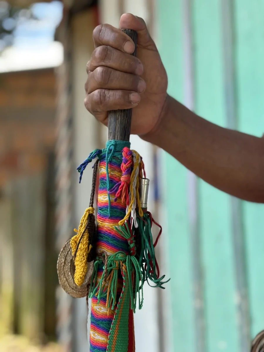 Rituales como el cambio de autoridad, o limpieza de los bastones de mando, es una de las prácticas que se han visto afectadas por las minas antipersonal en el resguardo nasa de Aguaditas. Foto: María Paula Sierra.