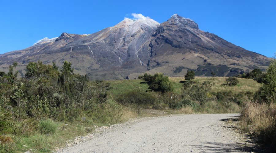 Volcán Cumbal, con una altura de 4.764 metros sobre el nivel del mar. A sus pies, el camino de ingreso a la vereda Miraflores, del resguardo del Gran Cumbal. Foto: Leidy Yesenia Guancha Fuelantala.