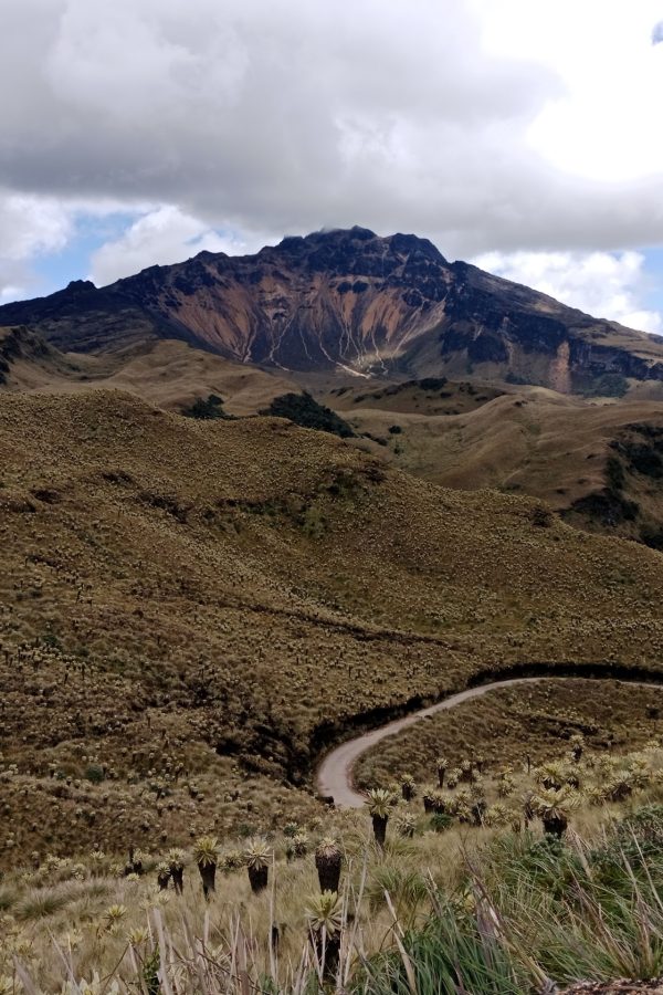 Volcán Chiles, con una altura de 4.698 metros sobre el nivel del mar. En sus faldas se puede ver el camino que conduce al resguardo de Mayasquer, en la vereda Tallambí. Foto: Leidy Yesenia Guancha Fuelantala.