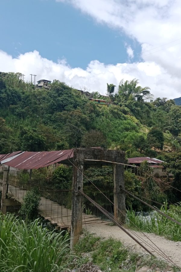 Un puente de madera que comunica al resguardo de Mayasquer, en la vereda Tallambí (Colombia), con Maldonado y Chical (Ecuador). Foto: Leidy Yesenia Guancha Fuelantala.