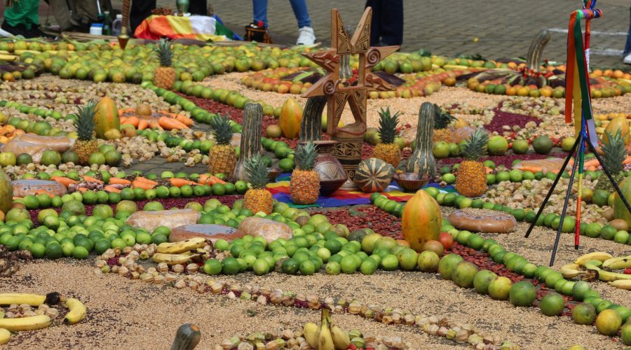 La mándala tiene un significado profundo y simbólico, representa la conexión espiritual con la naturaleza. Las frutas y las plantas simbolizan la abundancia, y la fertilidad de la tierra. Foto: Leidy Yesenia Guancha Fuelantala.